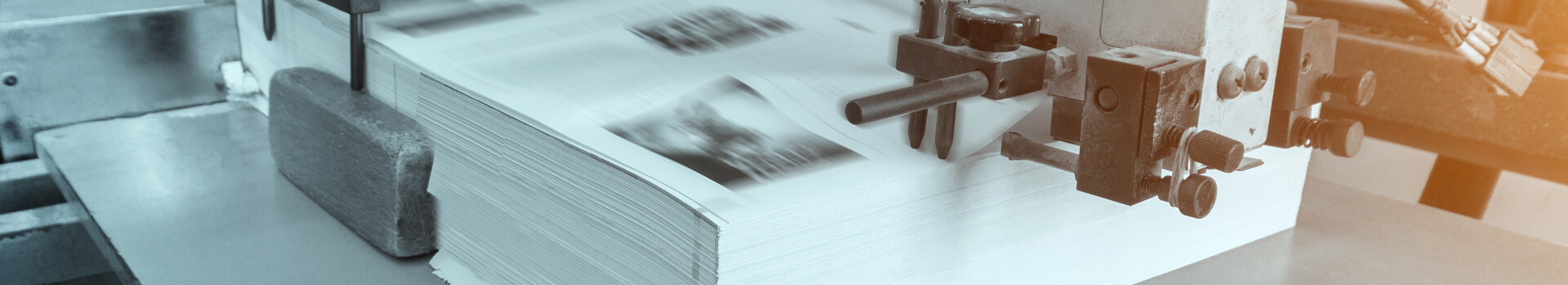 Ausschnitt aus einer Druckerei. Hier ist eine Schneidemaschine zu sehen